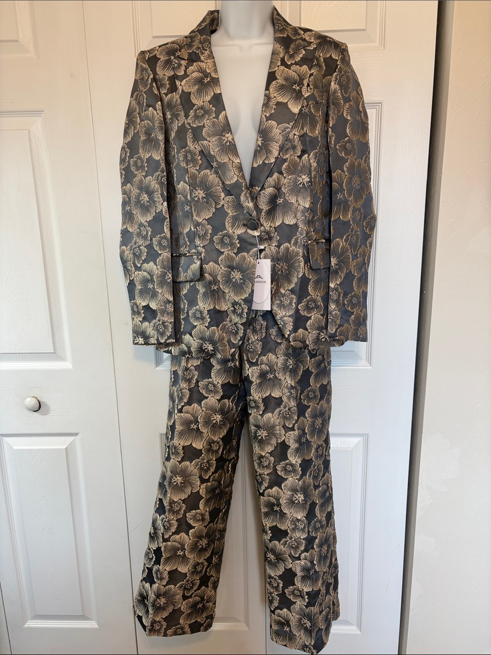 NWT Metallic Floral Jacquard Two-Piece Suit (Blazer & Trousers) - Size XS